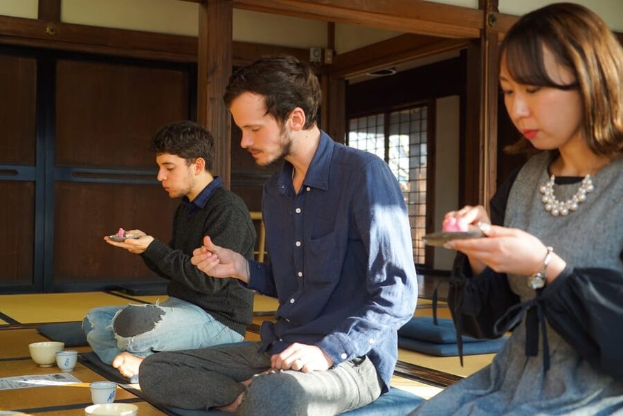 Kyoto: Zen Meditation and Garden Tour at a Temple with Lunch - What the guide adds to the experience