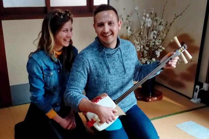 Learn Japanese guitar "Shamisen" - Key points at a glance