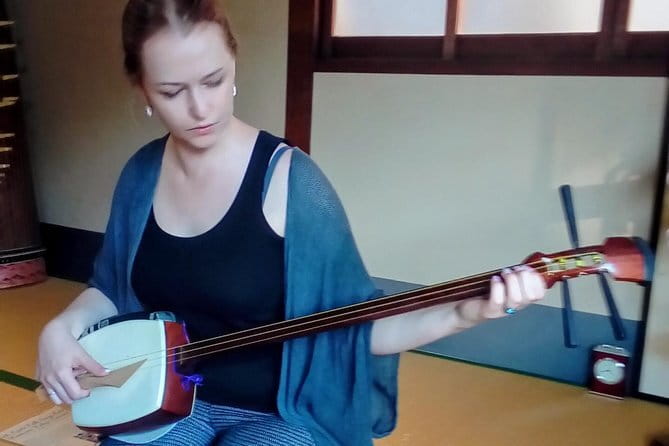 Learn Japanese guitar "Shamisen" - Playing shamisen beside Nijo Castle
