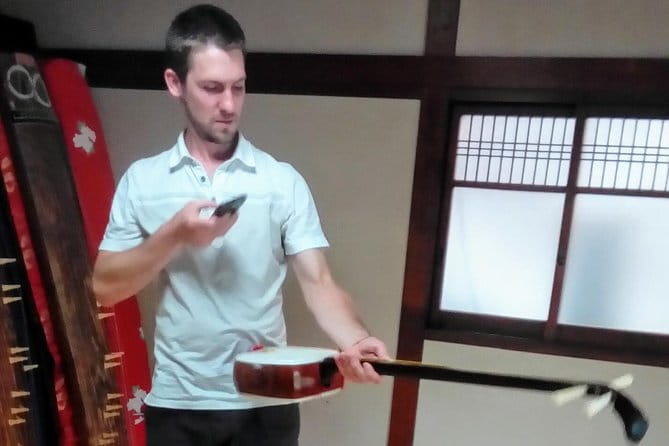 Learn Japanese guitar "Shamisen" - Who will enjoy this Kyoto experience most?