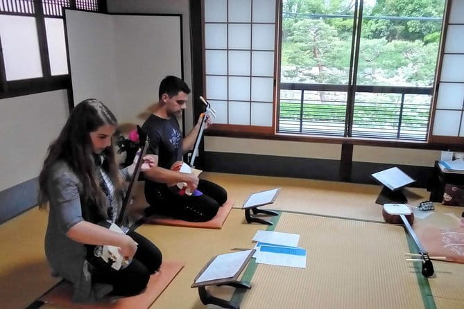 Learn Japanese guitar "Shamisen" - What the one-hour lesson includes