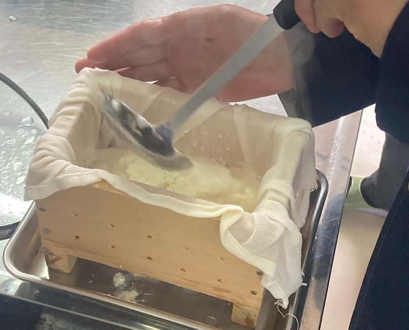 Making Fresh To-fu from soybeans in Kyoto - Location near Shijo and Karasuma Stations