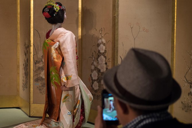 Mesmerizing Dinner with Maiko & Geisha - Dances, games, and time for questions