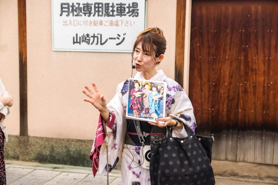 Night Walk in Gion: Kyoto's Geisha District - What nighttime Gion reveals