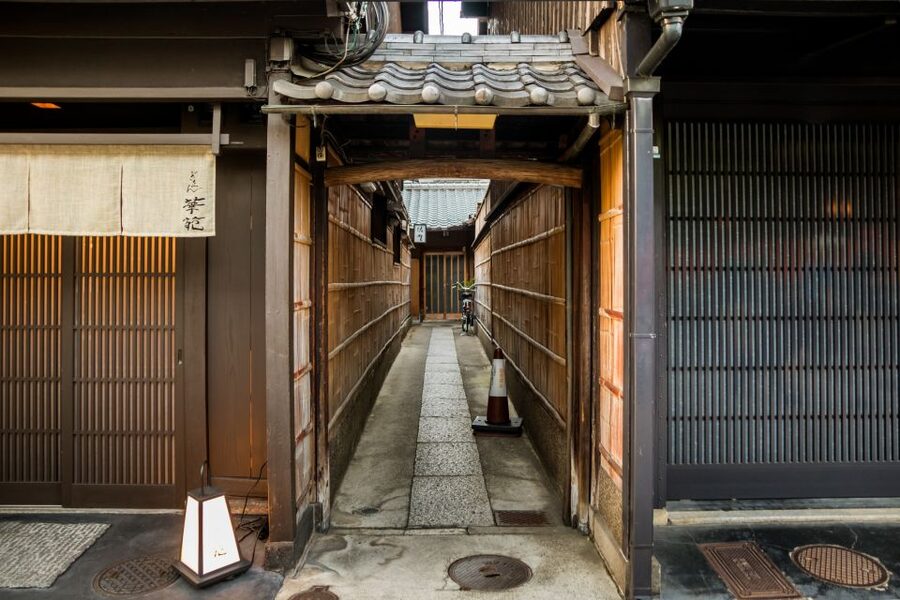 Night Walk in Gion: Kyoto's Geisha District - Should you book the Night Walk in Gion?