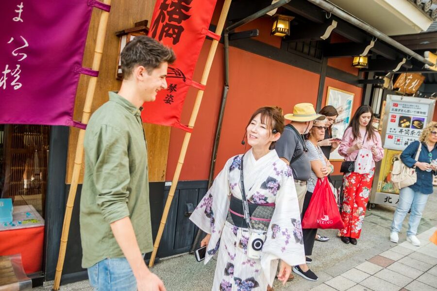 Night Walk in Gion: Kyoto's Geisha District - The walk from Gion Shijo Station