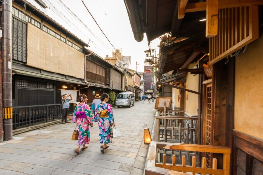 Night Walk in Gion: Kyoto's Geisha District - The stream, lanes, and film-famous scenery