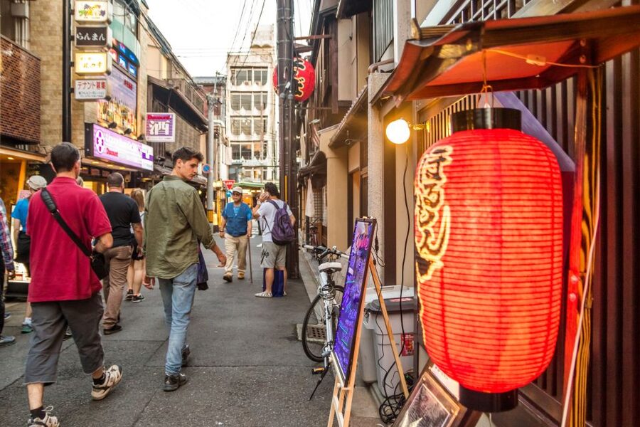 Night Walk in Gion: Kyoto's Geisha District - The chance to see a geiko or maiko