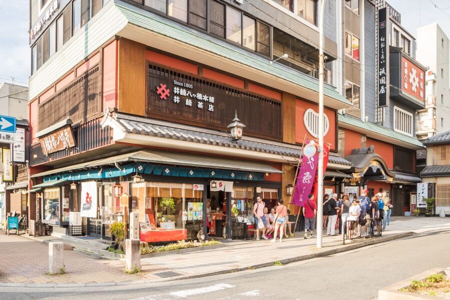 Night Walk in Gion: Kyoto's Geisha District - Why the guide makes the difference