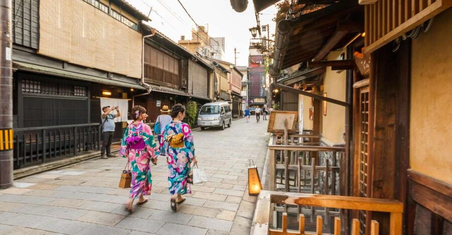 Night Walk in Gion: Kyoto's Geisha District - Learning the difference between geiko and maiko