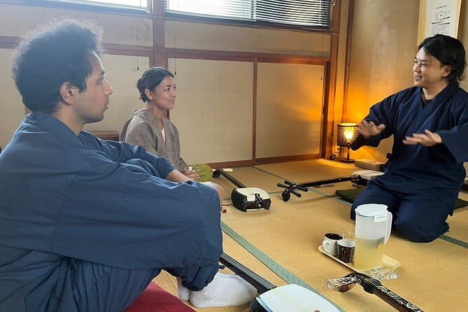 Shamisen Discovery in Kyoto 【Group】 - The first minutes: shamisen types, history, and proper form
