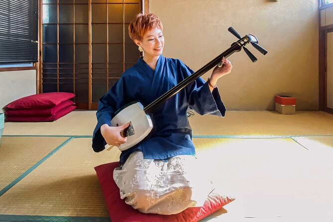 Shamisen Experience in Kyoto 【Private】 - The First Steps: Posture, Tuning, and Basic Technique