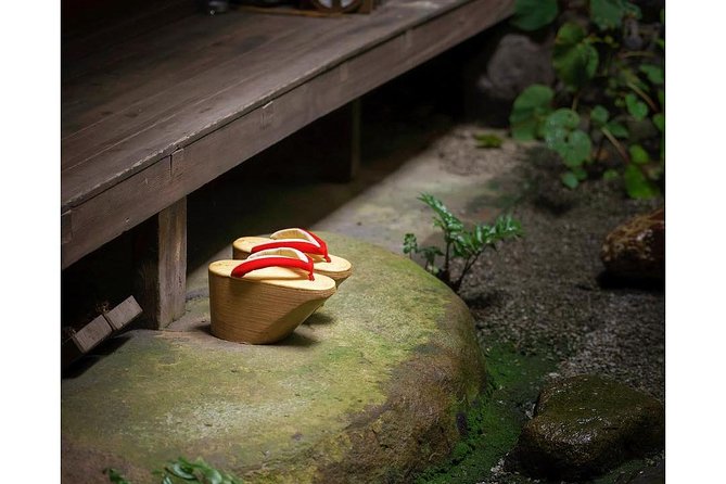 Small-Group Dinner Experience in Kyoto with Maiko and Geisha - What the small group changes