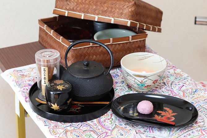 Sushi or Traditional Japanese Cuisine in a Kyoto Home with Emika - Starting With Matcha and a Quiet Cultural Welcome