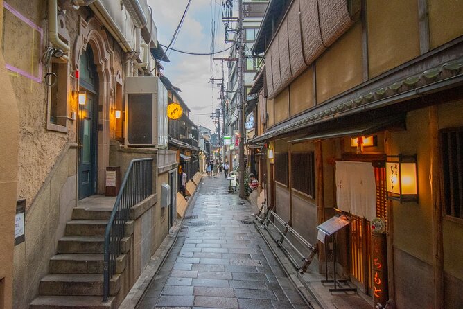 Takashi's local food adventure through Gion Kyoto tips of Ramen - Meeting Point, Pace, and Return