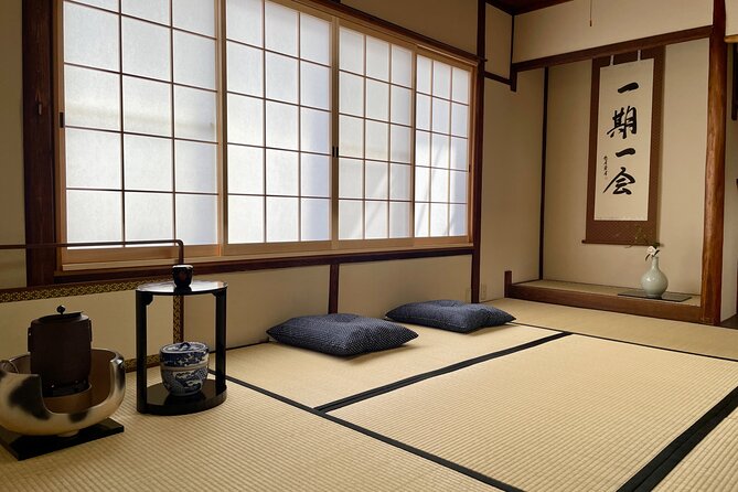 Tea ceremony by the tea master in Kyoto SHIUN AN - Watching the formal matcha preparation