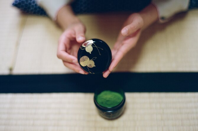 Tea ceremony by the tea master in Kyoto SHIUN AN - Making your own bowl of matcha