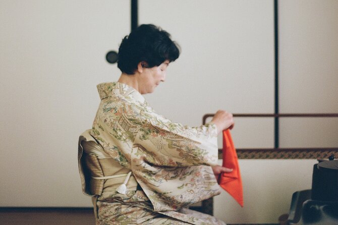 Tea ceremony by the tea master in Kyoto SHIUN AN - Entering the tea room near Daitoku-ji