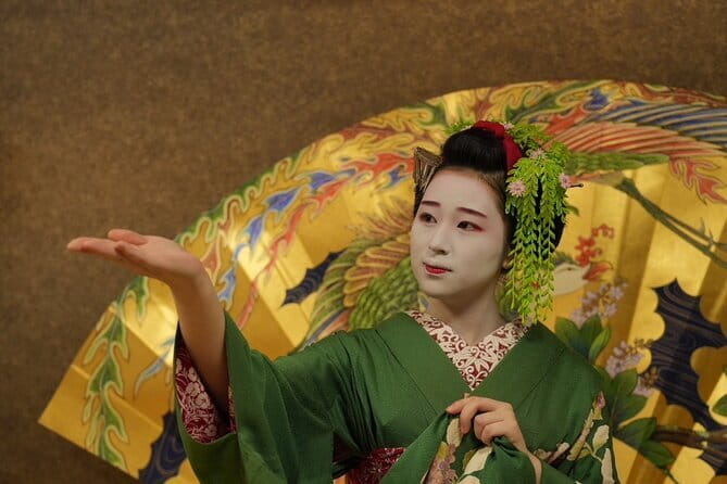 The Art of Geisha: Exclusive Show & Gion Walking Tour - Meeting a maiko in a small group